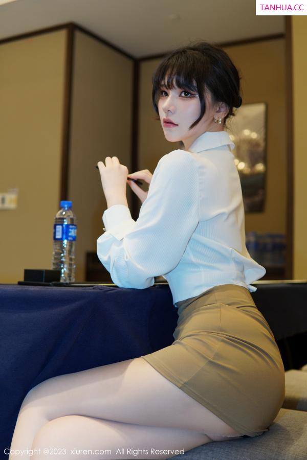   [XiuRen]高清写真图 2023.01.10 No.6111 桃桃子_ 短裙美腿第7张图片